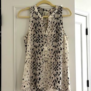 Joie size medium tank top. Very flowy and comfortable. Barely worn.